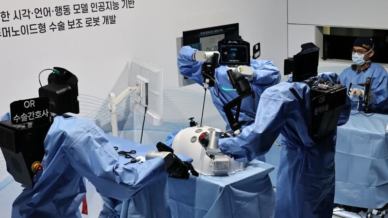인간 의사와 원팀으로 수술하는 휴머노이드 로봇 세계 최초 시연