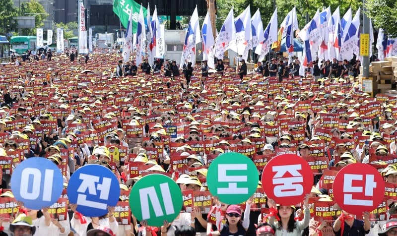 금융노조, 삭발에 혈서 투쟁…지방 이전 반대하며 2차 총파업 예고