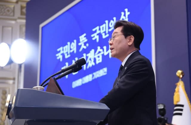 웃음기 뺀 이재명 대통령, 100분 스탠딩 회견서 '국민이 옳다' 사과