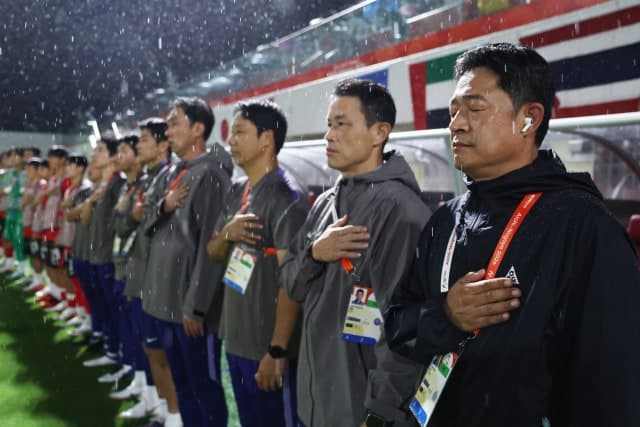 4연패 도전 한국 남자축구, 조별리그 한 경기 만에 8강행 확정