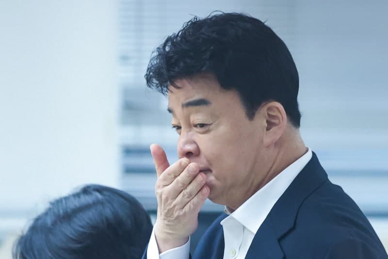 주가 폭락에 비판글 썼더니…백종원 더본코리아, 투자자 줄고소