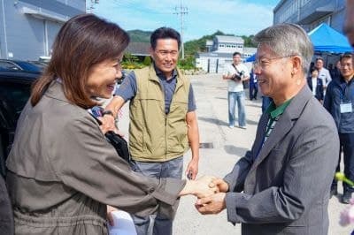 민형배 전남광주통합특별시장과 미셸 스틸 주한 미국대사, 곡성서 벼 수확하며 한미 우호 다져