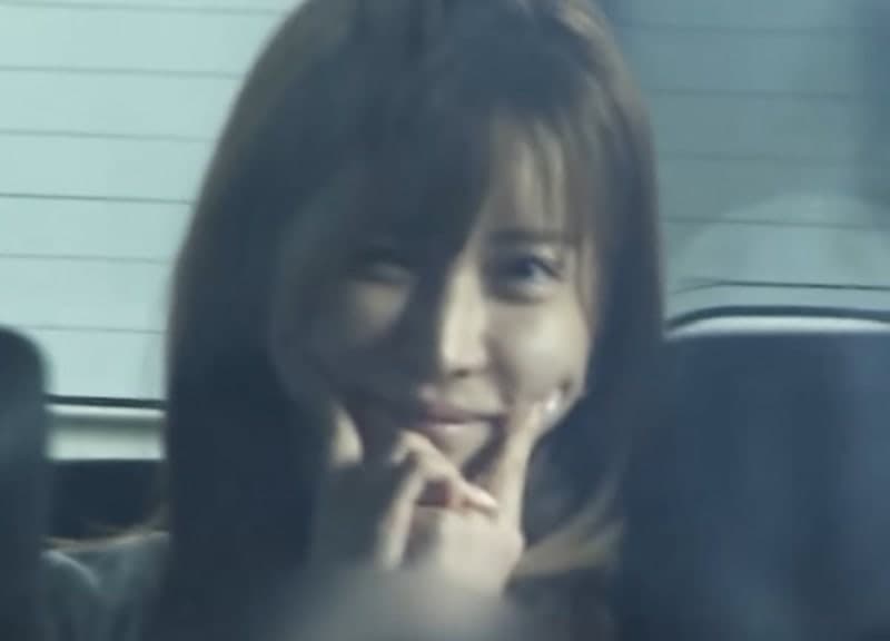 마약 혐의로 송치되는 인플루언서, 카메라 향해 '혀 빼꼼 윙크' 논란