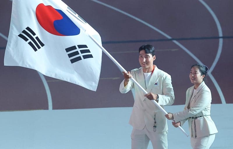신유빈·김동용 공동 기수…대한민국 선수단, 나고야 아시안게임 16번째 입장