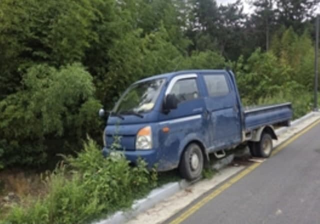 경사로에 세워둔 트럭 밀려 내려와 예초 작업하던 70대 사망
