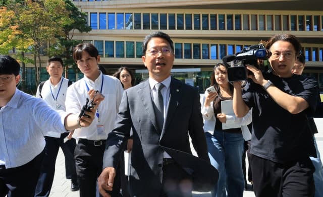 김승원 사퇴로 한숨 돌린 청와대, 다음 시험대는 김지용 중수청장