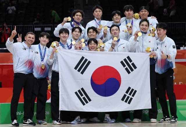 12년 만의 금메달 농구대표팀, 결승전 훈련 무산에 귀국길까지 '버스 노쇼' 수난