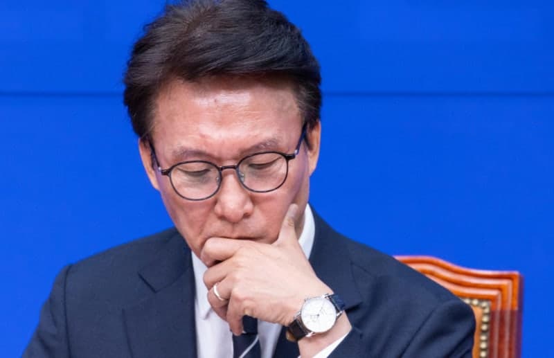 김승원 낙마 여파에 고심하는 민주당, 민생과 개헌으로 국면 전환 시도