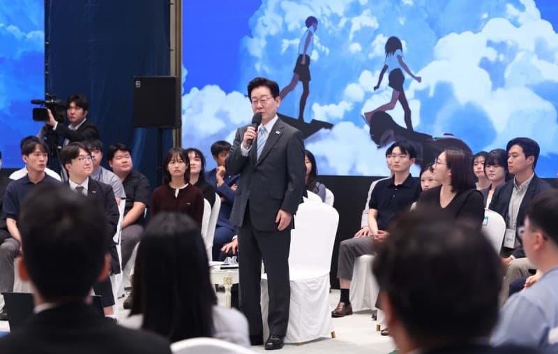 이재명 대통령 지지율 34.8%…10주 만에 하락세 멈추고 반등