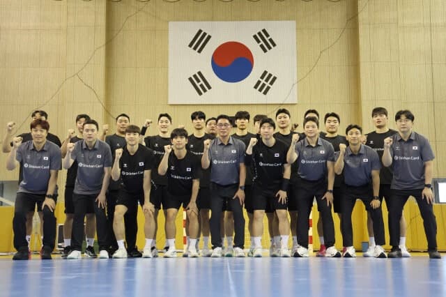 한국 남자 핸드볼, 쿠웨이트 꺾고 16년 만의 아시아 정상 향한 첫발