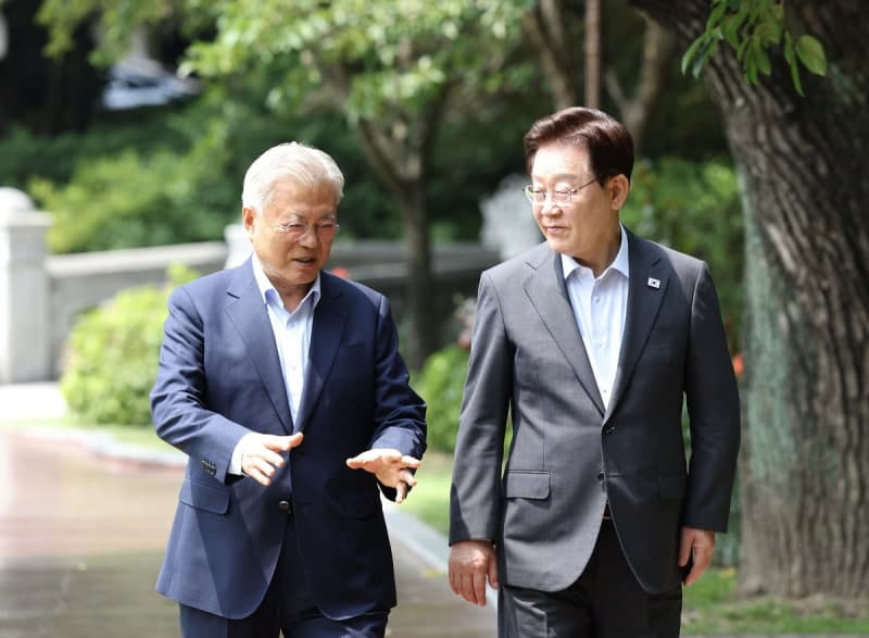 이재명 대통령, 문재인 전 대통령과 통화…국정 현안 의견 교환