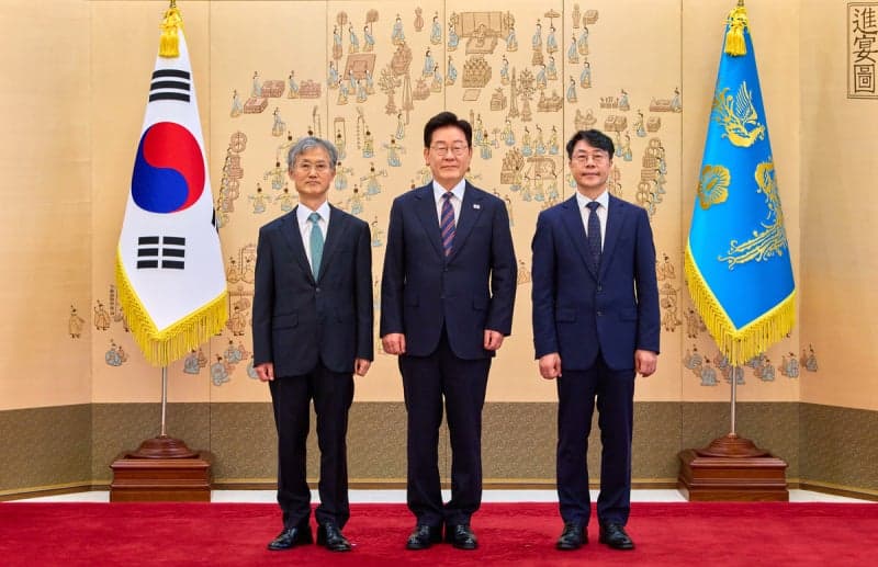 이재명 대통령, 정부 첫 대법관 임명장 수여…재제청 갈등 속 대법원장과 첫 대면