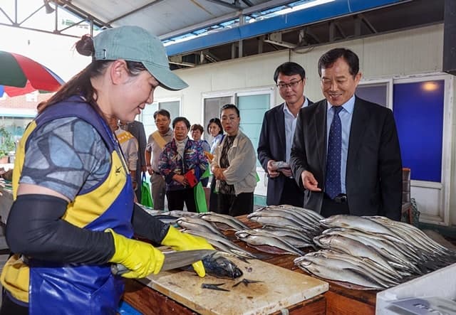 추석 앞두고 전통시장 찾은 전북도의회와 임실·순창군