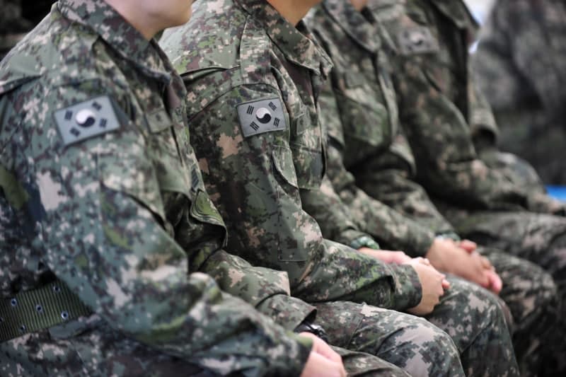 부대원들 앞에서 여성 상관에 욕설한 20대 병사, 징역 2개월 선고유예