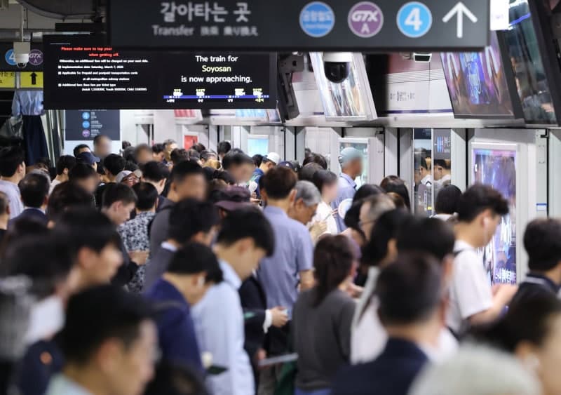 인천공항행 공항철도 운행 중 비상제동…승객 200여 명 하차