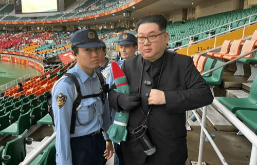 아시안게임 북한 응원단 앞에 나타난 '짝퉁 김정은'의 정체와 목적