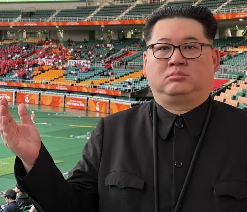 2026 아시안게임 남북전 현장에 나타난 '짝퉁 김정은'…북한 응원단 접근하다 경찰 제지