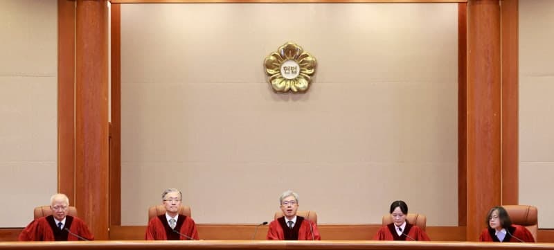 자녀 없이 숨진 장남 재산 아내가 상속…헌재, 옛 관습법 합헌 결정