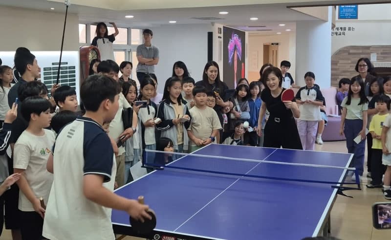 '한중 1호 커플' 자오즈민, 북경한국국제학교 찾아 "양국 가교 되길"