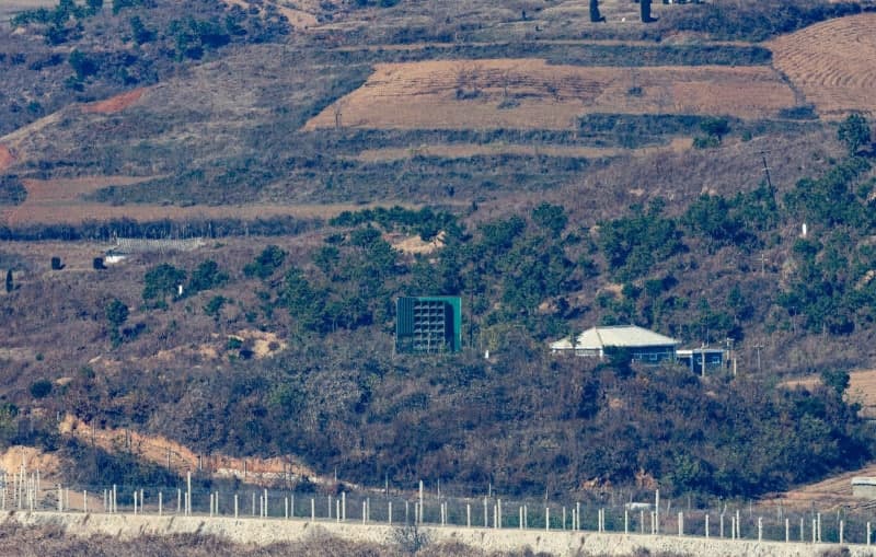 서부전선 DMZ 수색 중 지뢰 폭발…군 간부 3명 부상