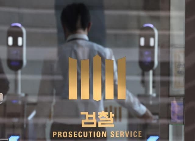 비료 사업 뇌물 수수 전 강원도 대변인과 제자 속여 5억 뜯어낸 전직 교사 모두 실형