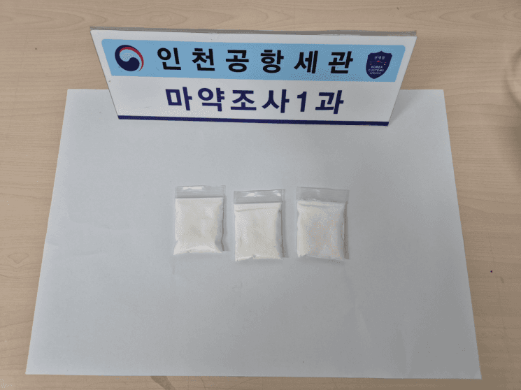 항공기 좌석과 공항 화장실에 버려진 마약 단서로 마약사범 줄줄이 검거