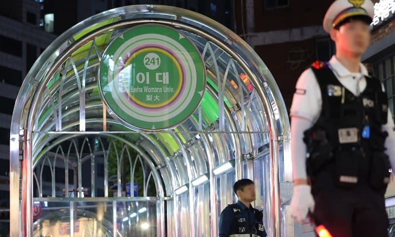 서울 지하철 2호선 이대역 기계실 화재…안전문 고장 겹치며 두 차례 무정차 통과
