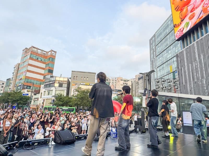 현대백화점 신촌점, 10월부터 매주 금요일 '신촌 K팝 쇼' 정례화…루키 아이돌 무대 지원