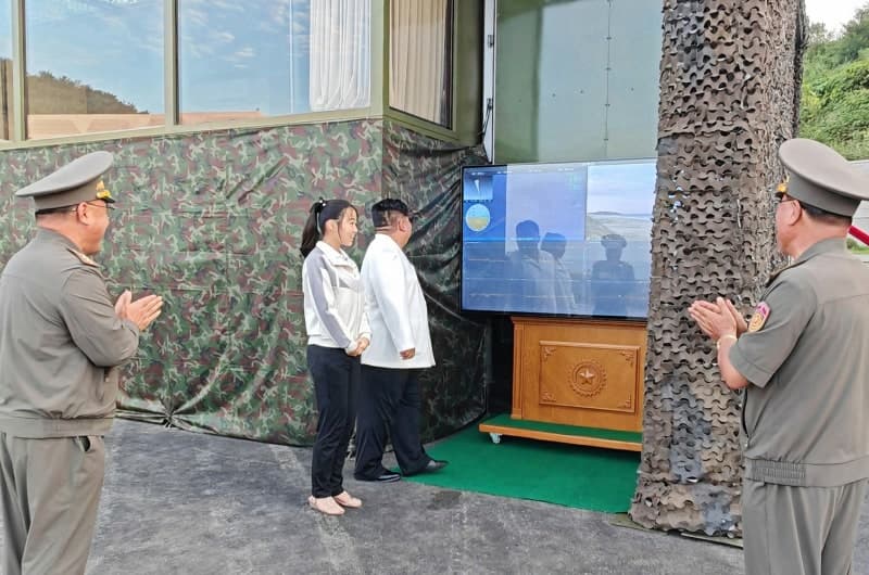 북한, 김정은·주애 참관 속 신형 무기 시험 성공…단거리 탄도미사일 2발 발사