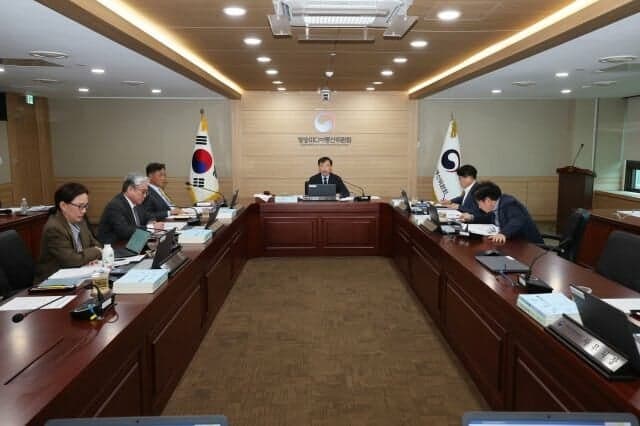 방미통위, 회피 위원도 의사정족수 포함…법제처 해석 따른다