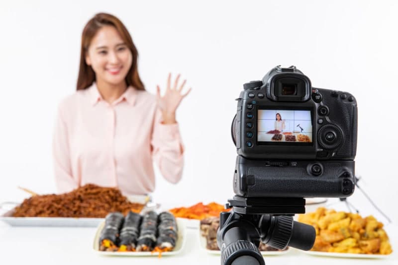 유튜브 '먹방' 규제 강화에 유튜버들 비상…쯔양도 "앞으로 적당히 먹겠다"