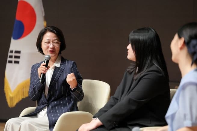 추미애 경기도지사, 신규 공직자 75명에 임용장 수여…“실패 두려워 말고 소통하라”