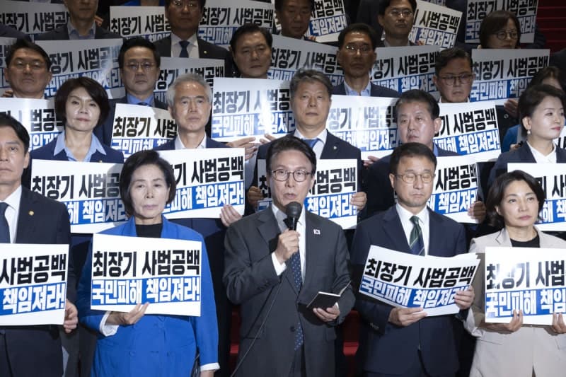 조희대 대법원장 재제청 거부 파장…與 '사법 쿠데타' vs 野 '헌법적 결단'