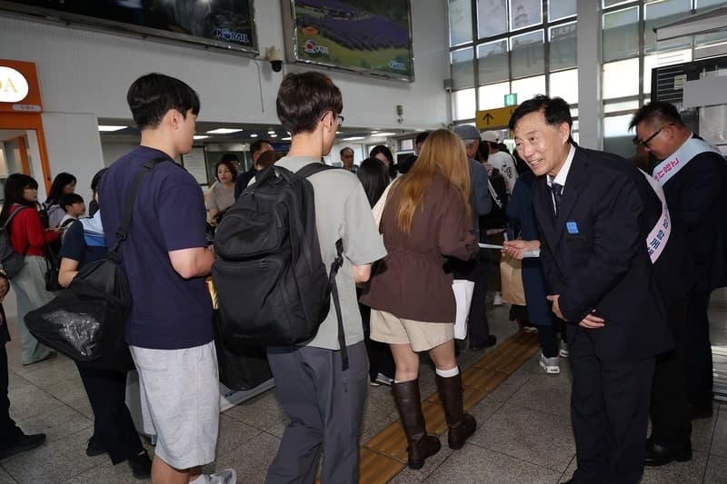 이정학 동해시장, 동해역 일일 명예역장 변신…귀성객 맞이