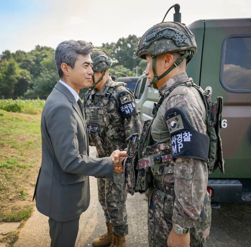 강신철 국방장관, 지뢰 폭발 사고 부대 방문…“적 도발 시 주저 말고 단호히 대응하라”