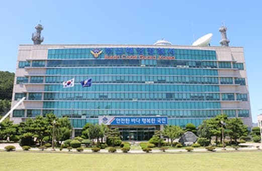 부산 광안리해수욕장서 핀수영하던 20대 2명 표류 끝에 구조