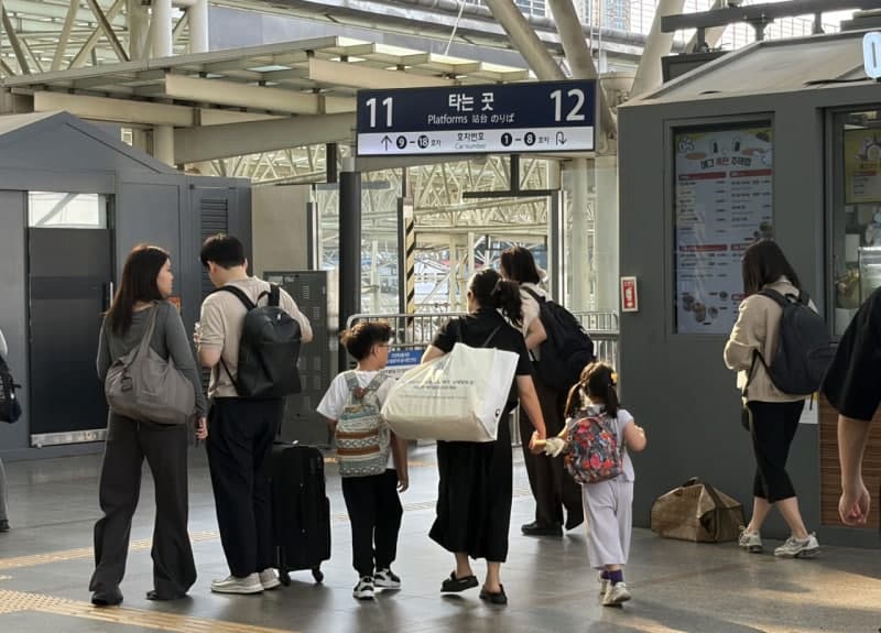 짧은 연휴 서두르자…고향 향한 귀성 행렬로 전국 역사·터미널 북적