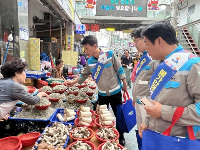 삼표시멘트, 추석 앞두고 삼척 중앙시장서 '상생 장보기' 실천