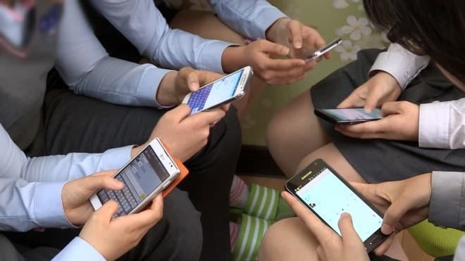 스마트폰 밤새 충전해도 폭발은 없지만 배터리 수명은 줄어든다