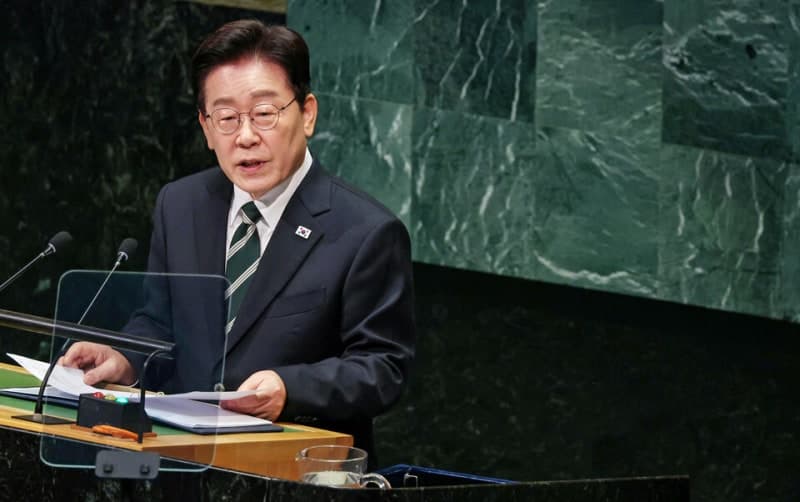 이재명 대통령 국정 운영 긍정 평가 42%…설 연휴 대비 23%p 하락