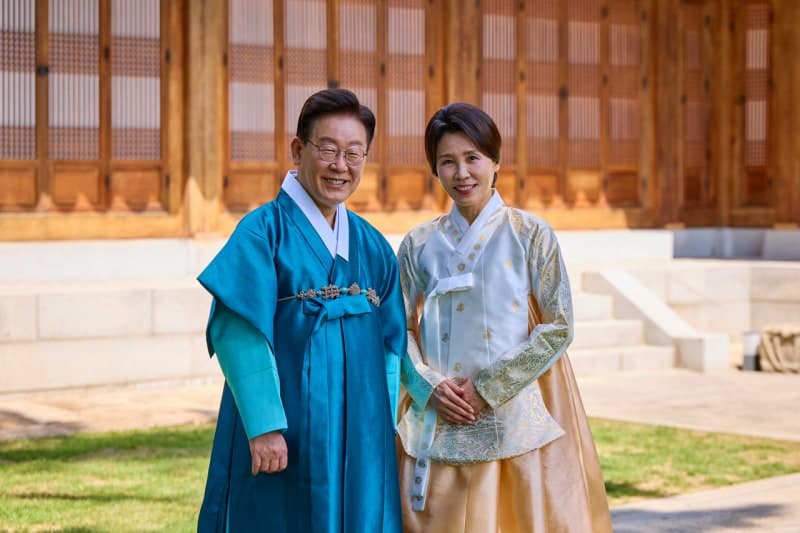 "국민 삶에 환한 빛 비추도록 힘껏 뛸 것"…이재명 대통령 부부 추석 인사