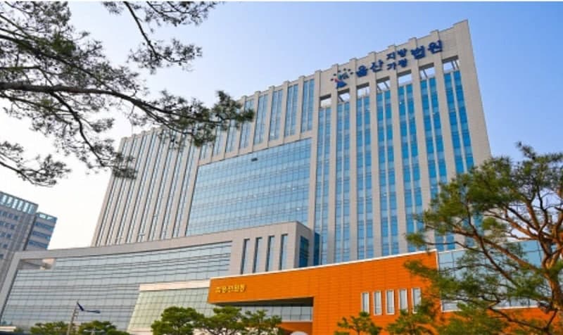 인상 쓴다며 주점 종업원과 경찰관 폭행한 60대 징역형
