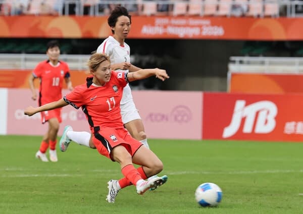 윤수정 해트트릭 폭발…한국 여자축구, 우즈벡 꺾고 8년 만에 4강 진출