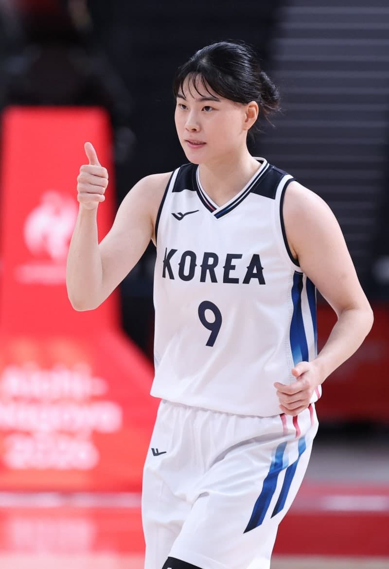 한국 여자 농구, '만리장성' 중국 꺾고 12년 만의 결승 진출