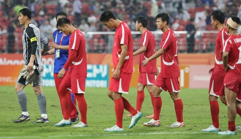 일본 남자 축구, 북한 꺾고 4강 진출…경기 중 북한 선수단 그라운드 이탈 소동