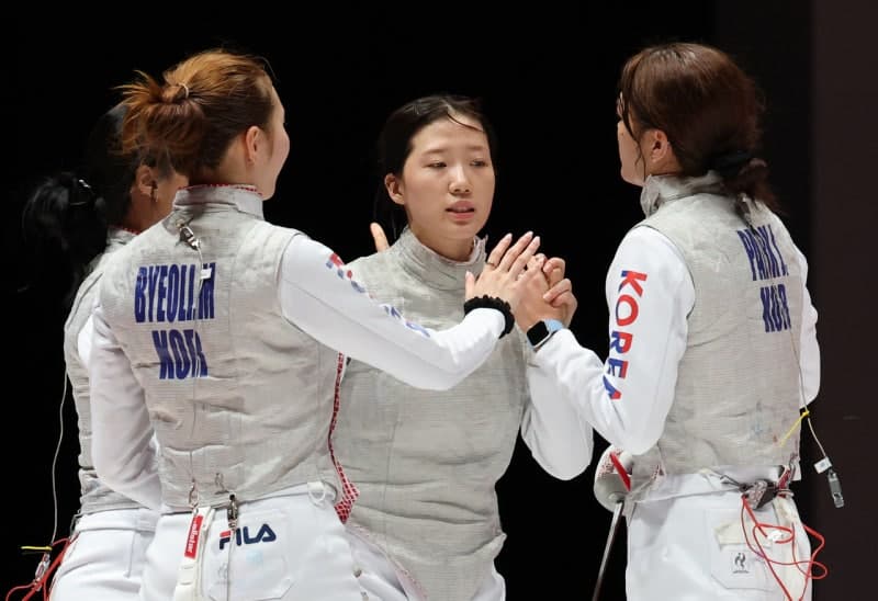 여자 펜싱 플뢰레, 결승서 일본에 통한의 역전패…값진 은메달