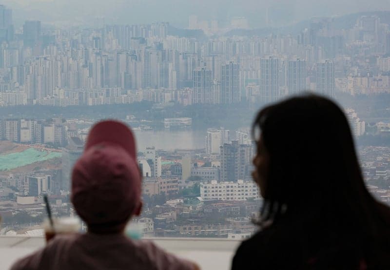 서울 아파트 전셋값 2년 만에 8천만 원 급등…월세 부담도 24% 커졌다