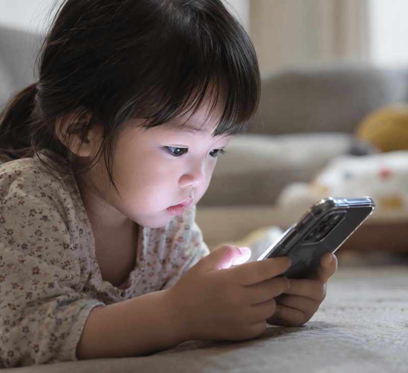 기저귀도 안 뗐는데… 영유아 2명 중 1명 만 2세 전 스마트폰 시작