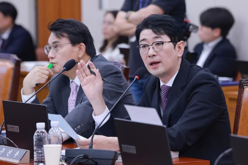 주진우 "육영수 피격 왜곡한 영화 '암살자(들)' 사자 명예훼손 처벌해야"