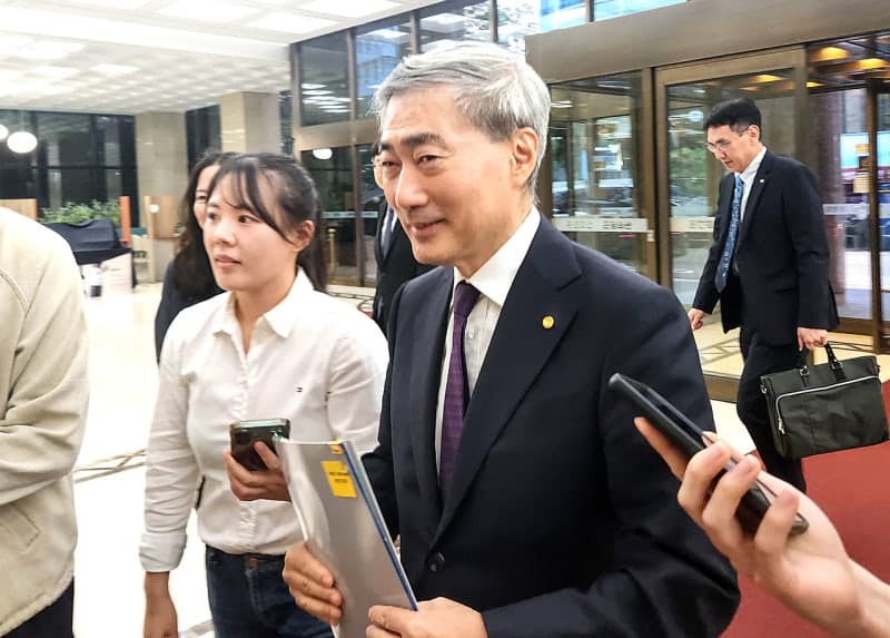 신현송 한국은행 총재, 16개 은행장과 첫 간담회…가계부채·스테이블코인 논의